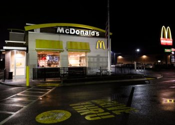 Empleado que llamó a Policía en caso Brian Thompson aspira a recompensa de 60 mil dólares