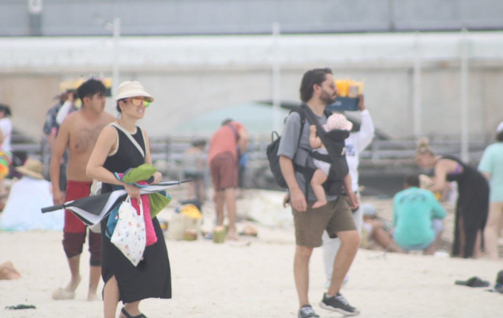 Turistas en la playa del malecón de Progreso. Hoy y mañana jueves llegarán más cruceros al puerto