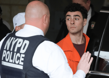 “Enamorados” de un asesino; joven que ultimó a Brian Thompson recibe cartas y dinero en prisión