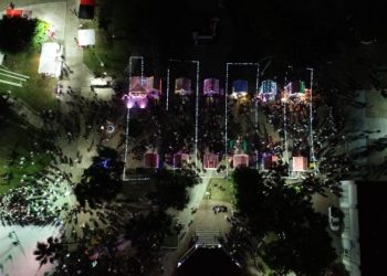 Enciende Mara Lezama junto a familias chetumaleñas, árbol y villas navideñas