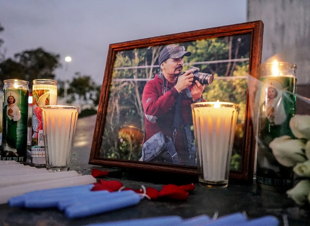 Foto de archivo fechada el 21 de enero de 2022 de un altar en memoria del periodista Margarito Martínez, asesinado en Tijuana. La organización Artículo 19 espera que todo sea diferente en esta administración