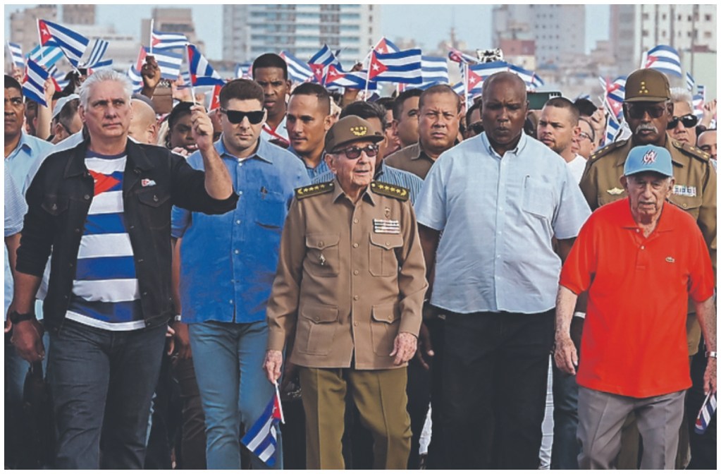 El presidente cubano Miguel Díaz-Canel —en el centro a la izquierda— y el expresidente Raúl Castro, marchan contra el embargo de EE.UU.