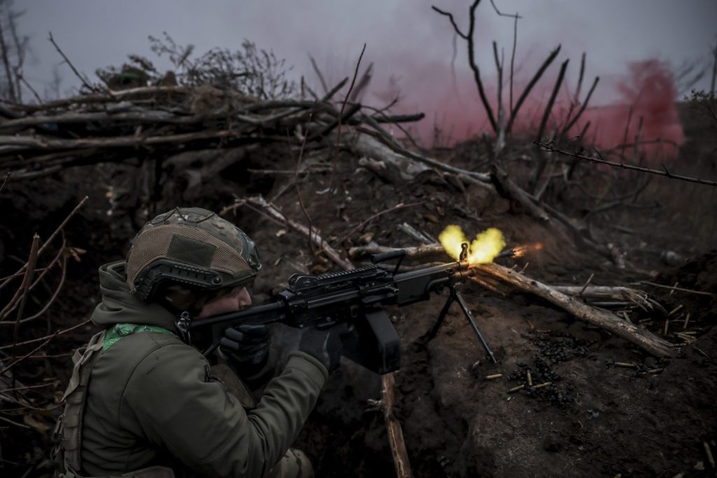 Un soldado de la unidad mejora sus habilidades tácticas en el campo de entrenamiento de la región de Donetsk, Ucrania, mientras Estados Unidos envía ayuda militar a Ucrania por 725 millones de dólares. Imagen de AP.