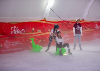 Familias de Solidaridad disfrutan de la pista de hielo en la Plaza 28 de Julio