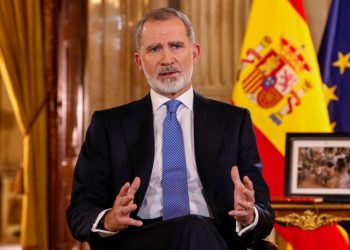 Felipe VI consolida su reinado en España, en el año que los reyes bajaron al barro