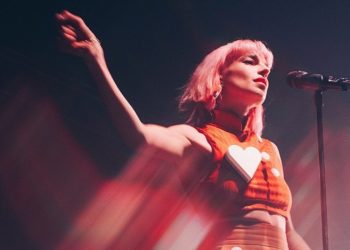 Flore Benguigui, ex vocalista de L’Impératrice, da más detalles del porqué dejó la banda