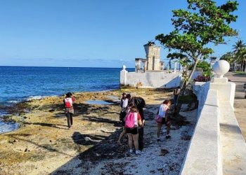 FPMC y CBTIS promueven conciencia ambiental con plática y limpieza de playas en Cozumel