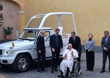 Francisco recibe el primer papamóvil completamente eléctrico