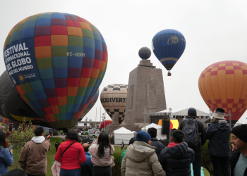Gigantes surcan el cielo en la ciudad Mitad del Mundo, en Ecuador