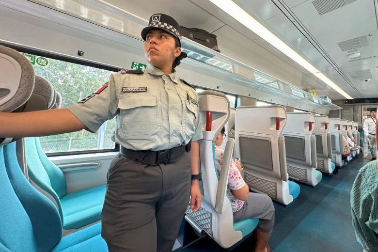 Una integrante de la Guardia Nacional custodia un vagón del Tren Maya, en la estación de Cancún, que recién cumplió un año de operaciones