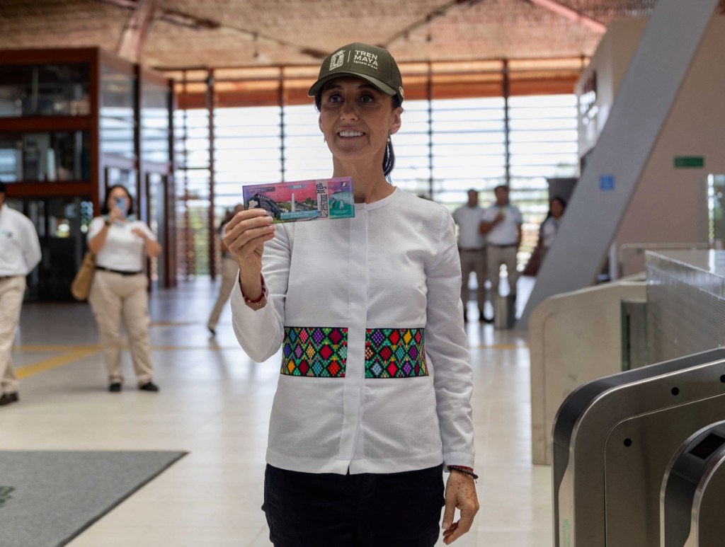 La presidenta Claudia Sheinbaum con un boleto para el Tren Maya