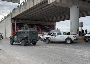 Hallan cuerpos en una camioneta abandonada bajo un puente en Reynosa