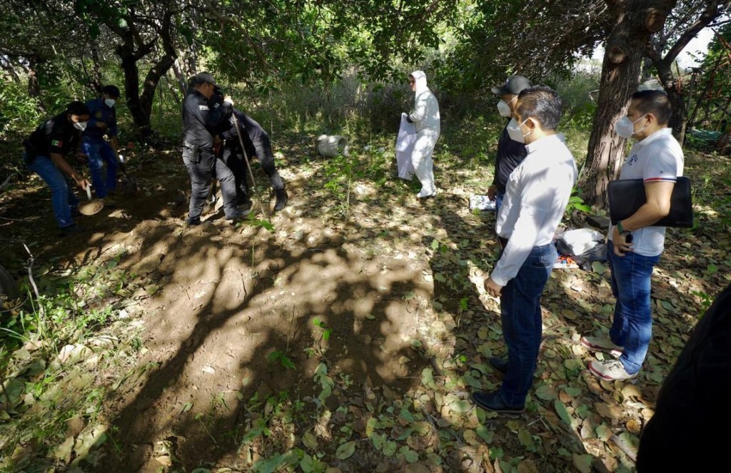 Autoridades trabajan en la zona donde hallaron fosas clandestinas en Chiapas. La imagen es de redes sociales