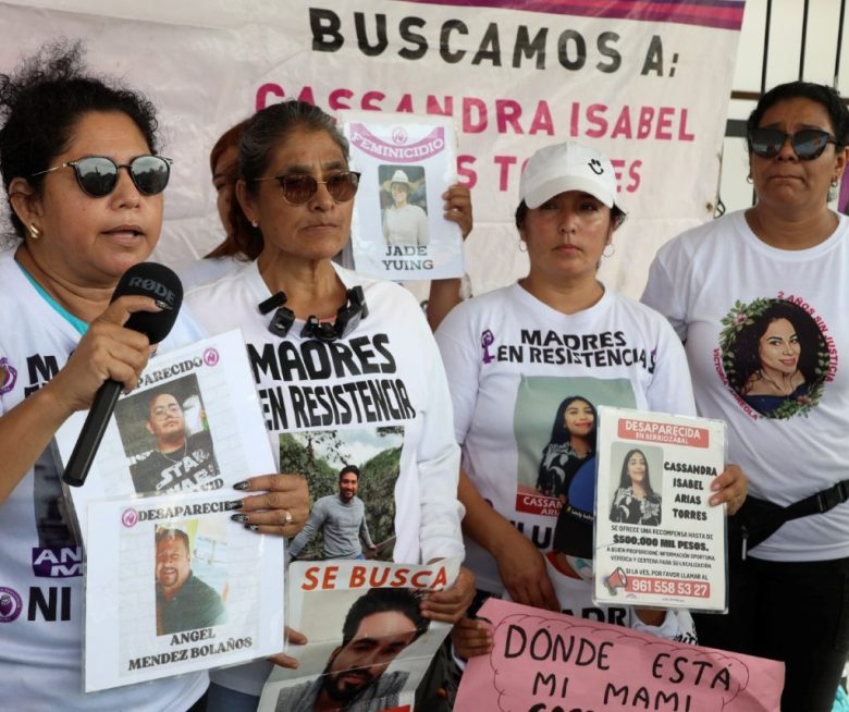 Arriba y en el extremo derecho, madres buscadoras protestan frente al Palacio de Gobierno de Chiapas, en Tuxtla Gutiérrez. Junto a estas líneas, a la derecha, otro grupo de madres buscadoras, pero en Sinaloa