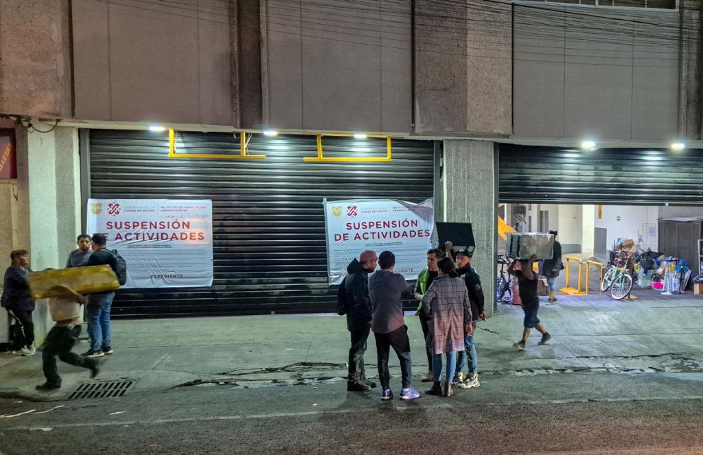 Comerciantes, una semana después, logran sacar su mercancía de las bodegas de la plaza Izazaga 89, que se encuentra aún clausurada