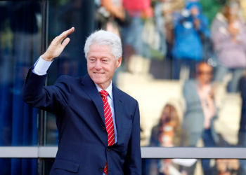Hospitalizan a Bill Clinton por fiebre; “Está de buen humor”, afirma portavoz