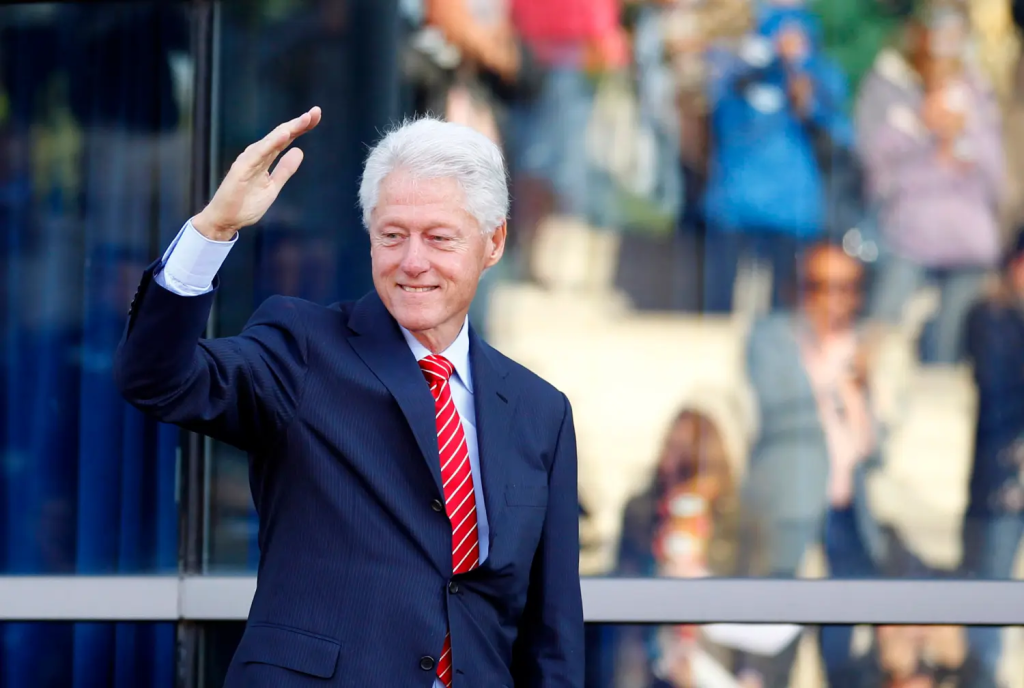 Bill Clinton de 78 años fue al Centro Médico de la Universidad de Georgetown en Washington tras desarrollar fiebre