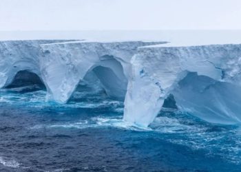Iceberg más grande del mundo se desprende de la Antártida; va a la deriva por el océano