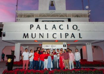 Iluminan de rojo el Palacio Municipal de Solidaridad, como símbolo de la lucha contra el VIH-Sida
