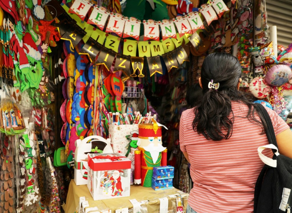 Comercios del Centro de la ciudad reportan alta demanda de compradores que buscan todo para celebrar Nochebuena y Navidad