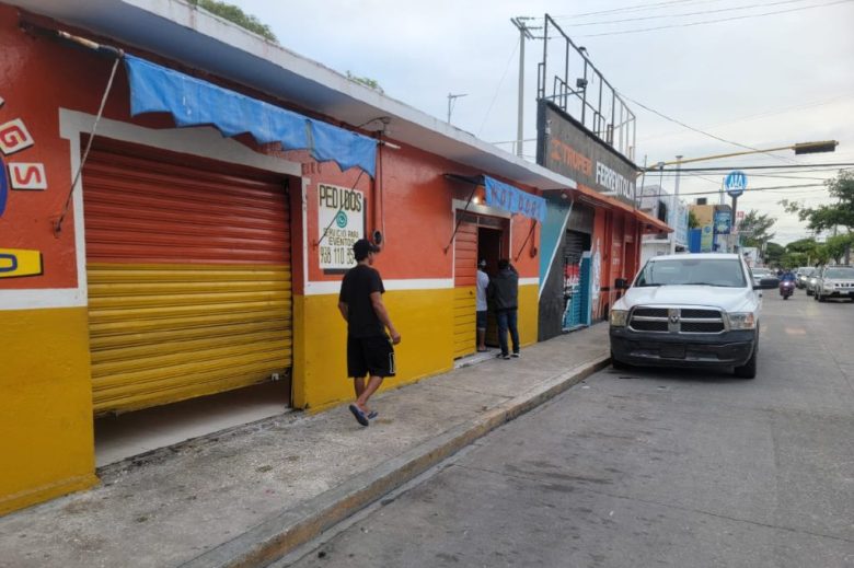 Imagen de la fachada de un negocio de hot dogs ubicado en Campeche, cuyo dueño advirtió justicia por mano propia tras ser víctima de la delincuencia. En 2023, el 15.6% de los micronegocios mexicanos afectados por el crimen tuvieron que cerrar, enfrentando la carga económica