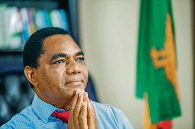 El presidente de Zambia, Hakainde Hichilema, entrevistado en su despacho