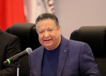 Julio Menchaca, gobernador de Hidalgo, sufre desmayo durante evento en Actopan