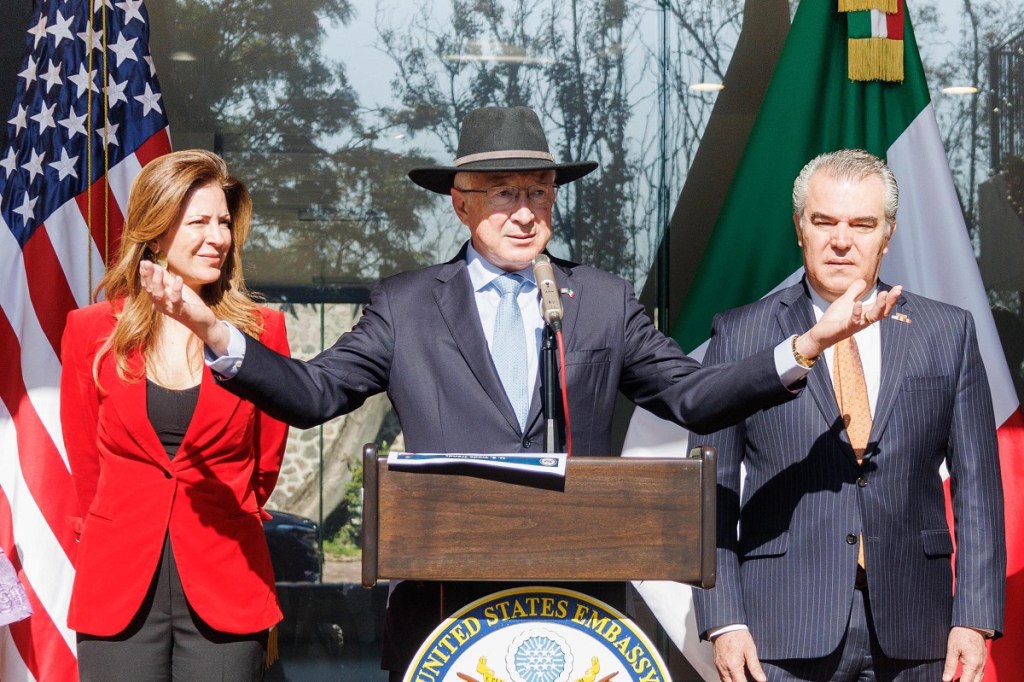 Aspecto de la conferencia de prensa de Ken Salazar en la embajada de Estados Unidos en Ciudad de México (Foto de El Universal)