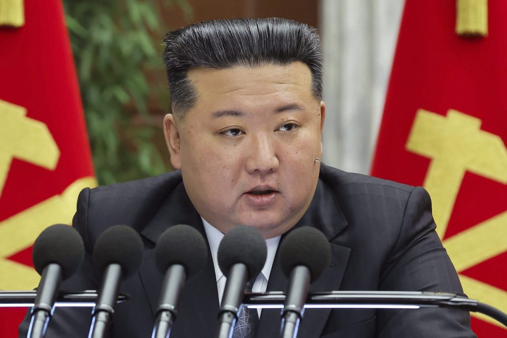 Kim Jong Un, presidente de Corea del Norte, prometió implementar la política más dura contra Estados Unidos, estas declaraciones se dan a unas semanas que Donald Trump asuma el cargo de presidente. Foto de AP.