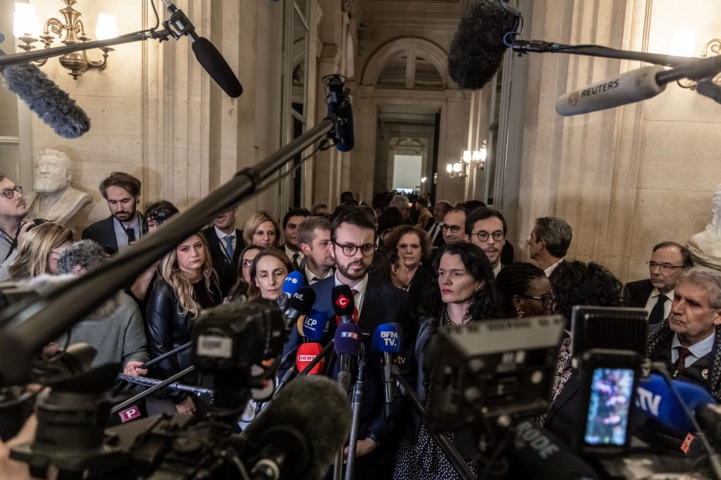 Legisladores franceses de extrema derecha y de izquierda, se unieron y lograron el voto de censura, que obliga al primer ministro Michel a renunciar, no pasaba algo igual desde 1962.