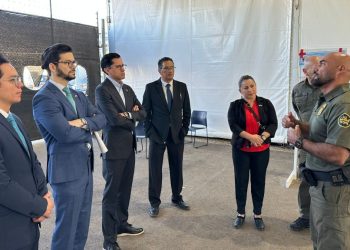 La SRE visita centro de procesamiento de migrantes en Arizona