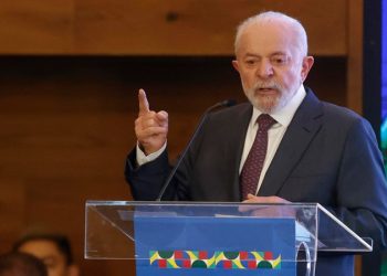 Lula pasa a cuidados semi intensivos y ya camina por el hospital