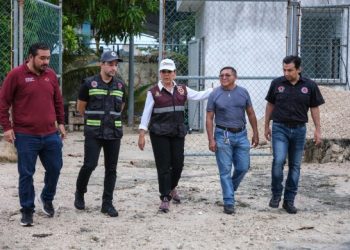 Mara Lezama en territorio verifica limpieza de cárcamos para evitar encharcamientos en calles y avenidas de Cancún