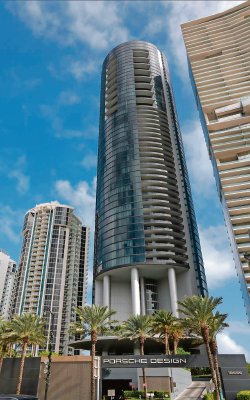 Fachada de la “Porsche Design Tower”, uno de los edificios de la ciudad de Sunny Isles Beach que parecen estar hundiéndose. A la derecha, el hotel “Four Seasons”, en el Surf Club de Surfside, Florida