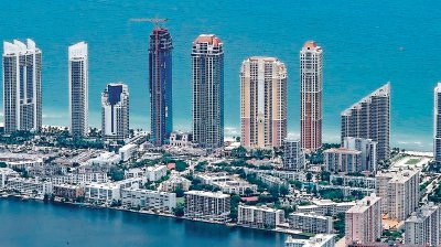 Condominios de gran altura a lo lago de la avenida Collins en Sunny Isles, Florida, una zona que según el estudio de la Universidad de Miami alberga el mayor número de edificios que se hunden de forma constante