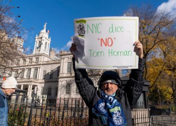 Migrantes repudian reunión del alcalde Nueva York y el zar de Trump para la frontera