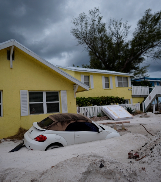 Una casa casi enterrada en la arena en Bradenton Beach, Florida, tras el paso del huracán “Helene”, en octubre pasado