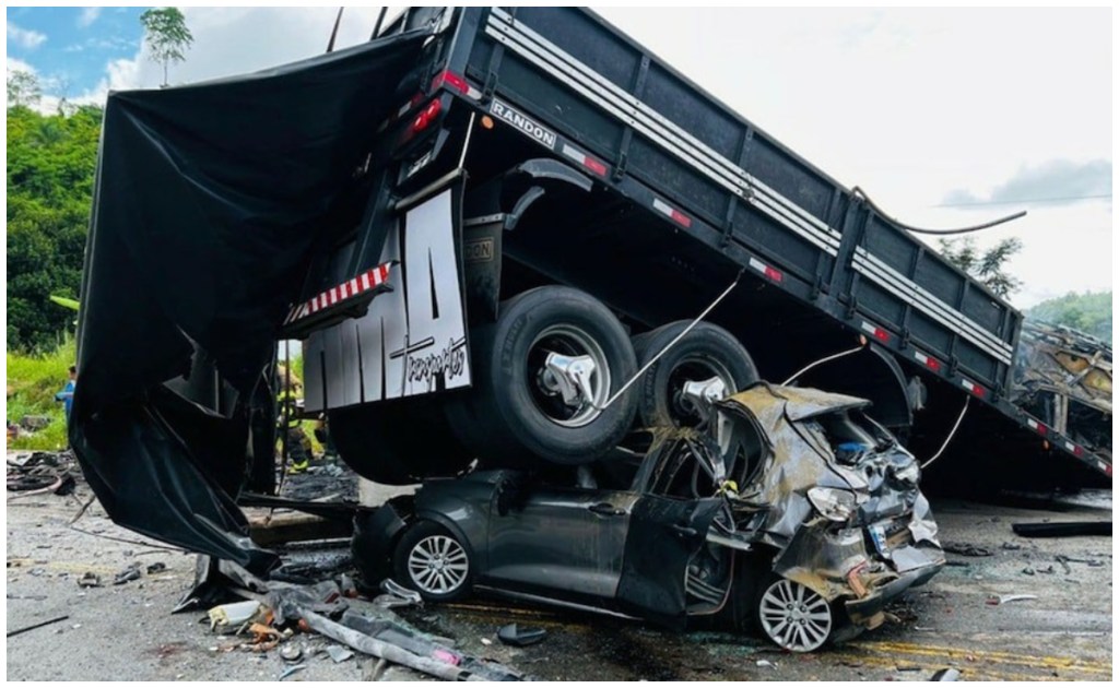 Más de 30 personas perdieron la vida en el sur de Brasil tras el choque entre un autobús de pasajeros, un tráiler y un auto particular