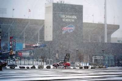 La primera gran tormenta de la temporada dejó varios centímetros de nieve sobre el poblado de Lowville, Nueva York. A la izquierda, la nieve cae sobre el estadio Highmark, de los Buffalo Bills de la NFL y los estacionamientos circundantes en Orchard Park, de igual manera en la ciudad de Nueva York