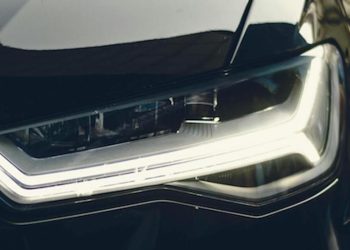 No es tu imaginación: Los faros de los coches son más brillantes