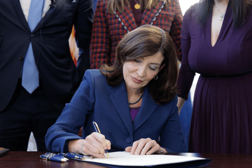 Kathy Hochul, gobernadora de Nueva York, obligará a las empresas a invertir en los proyectos que ayuden a para mitigar las consecuencias de la crisis climática.