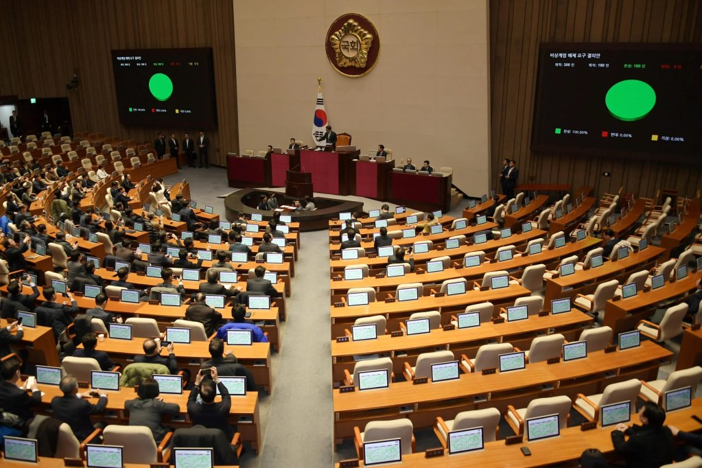 El Partido Demócrata (PD), exige la renuncia de Yoon Suk-yeol, presidente de Corea del Sur, después de que declarará la ley marcial, la cual fue revocada por la Asamblea Nacional del país. Foto de EFE