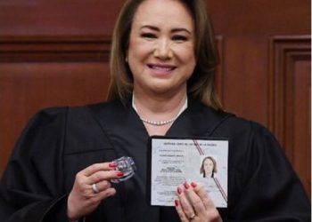 Ordenan a la UNAM detener la investigación contra Yasmín Esquivel