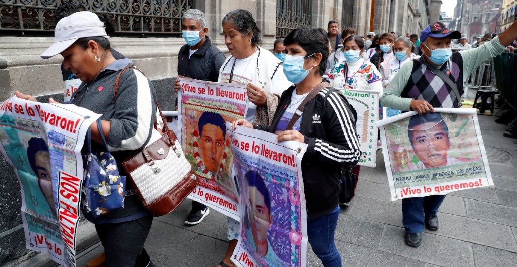 Padres de los desaparecidos de Ayotzinapa, ayer en Palacio Nacional