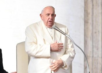 Papa Francisco denuncia “que la gente muere mientras los negocios que causan muerte prosperan”