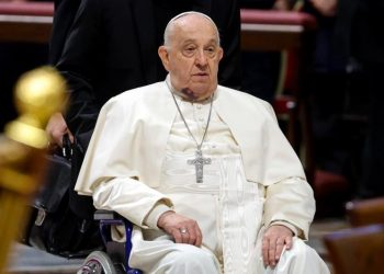Papa Francisco se hace un hematoma en el rostro tras golpearse con una mesa