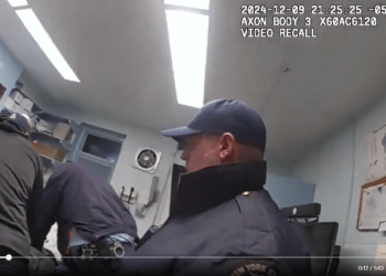 Policías de Nueva York golpean a hombre esposado antes de morir (VÍDEO)