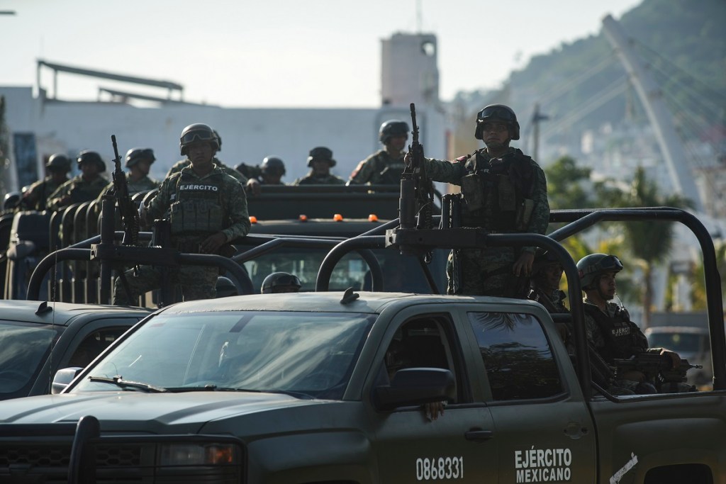 Integrantes del Ejército participan en un acto donde se oficializó el reforzamiento de la vigilancia en Acapulco, Guerrero, a fin de combatir la violencia (Foto de EFE)