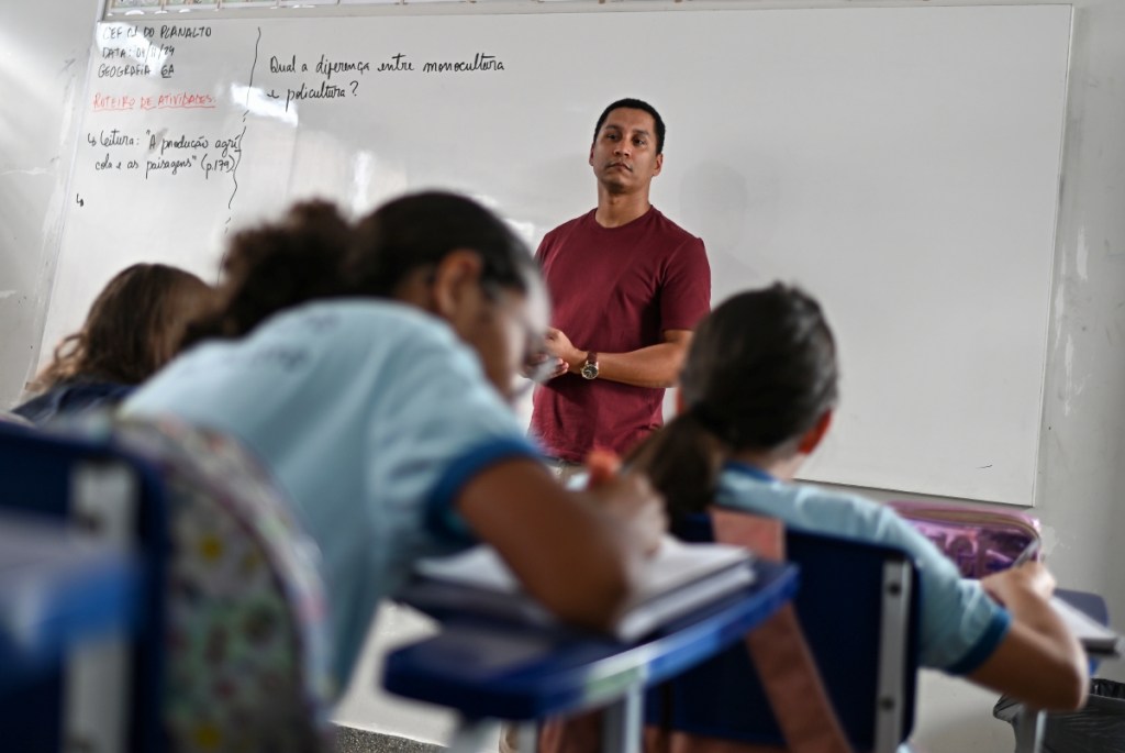 Un profesor frente a su clase en la escuela CEF 1 de Brasilia, Brasil