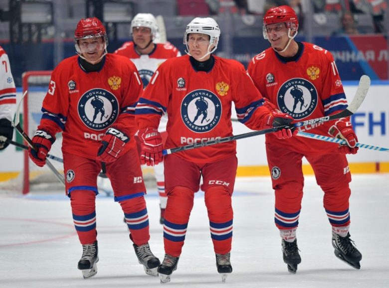 El presidente ruso, Vladimir Putin (centro), durante un partido con leyendas de hockey de su país en el Palacio de Hielo “Bolshoi” en Sochi, en 2021